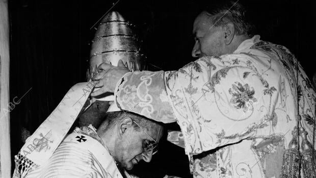 El 30 de junio de 1963 el cardenal Ottaviani colocaba la tiara papal sobre la cabeza del nuevo Pontífice Pablo VI